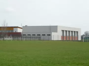 Zdjęcie: widok na Halę sportową, oraz boisko do piłki nożnej LKS Orzeł Pawonków